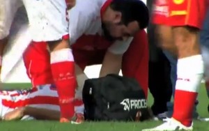 Médico tenta reanimar Cristian Gómez Atlético Paraná x Boca Unidos Campeonato Argentino (Foto: Reprodução de vídeo) Médico tenta reanimar Cristian Gómez Atlético Paraná x Boca Unidos Campeonato Argentino (Foto: Reprodução de vídeo)