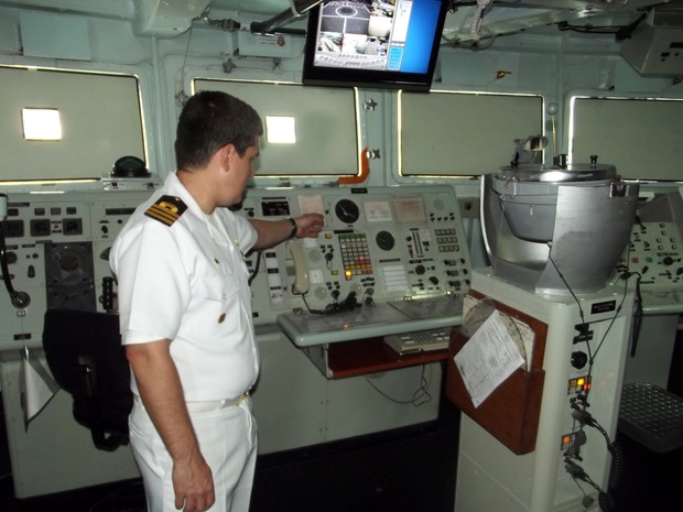 Comandante Canela mostra a cabine de manobra da Fragata Liberal (Foto: Jocaff Souza/G1)