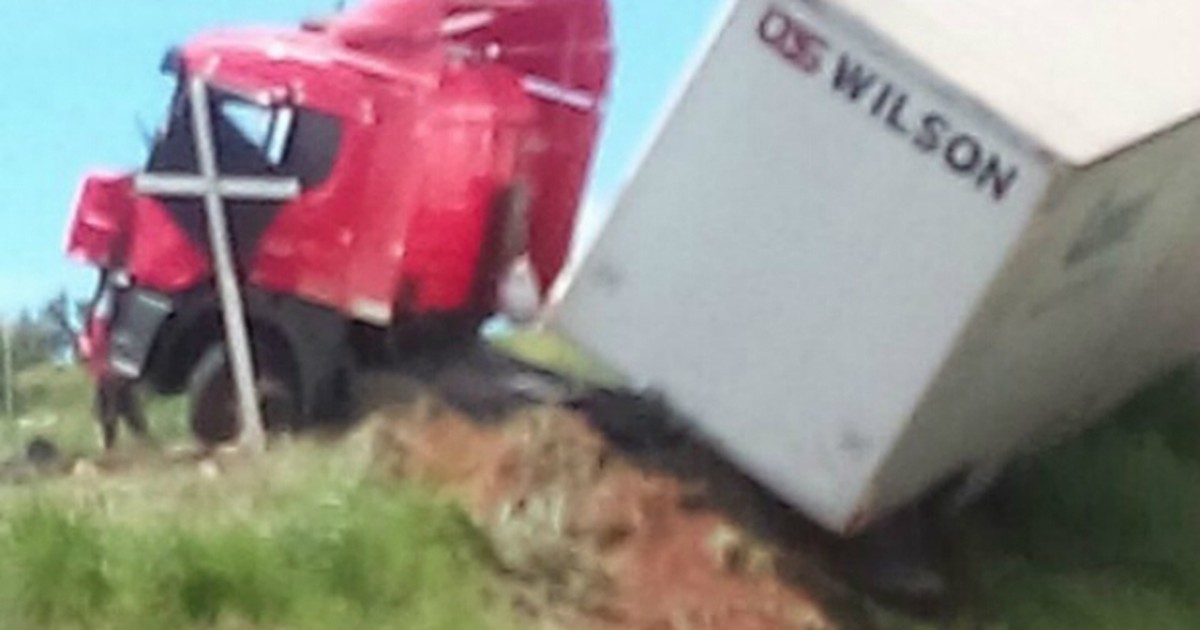 Acidente entre caminhões deixa um ferido em Monte Alegre de Minas - Globo.com
