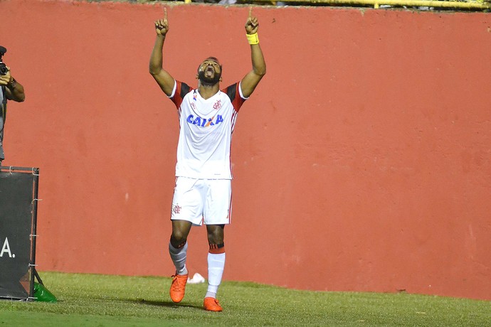 Fernandinho Flamengo Vitória (Foto: Romildo de Jesus / Futura Press)