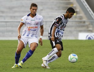 Pio, volante do Botafogo-PB, contra o Águia (Foto: Kleide Teixeira/Jornal da Paraíba)