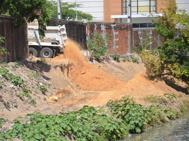 Semam recebeu denúncia de que caminhão estaria jogando terra nas margens do Rio Jaguaribe (Foto: Walter Paparazzo/G1)