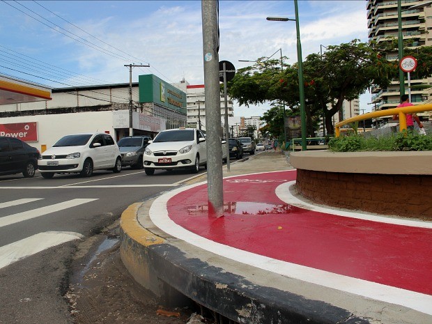 Especialista aponta que ciclovia apresenta falhas que comprometem a segurança (Foto: Suelen Gonçalves/G1 AM)