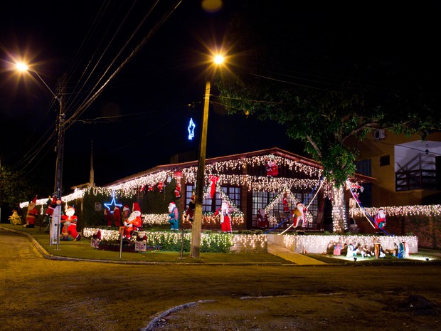 'Casa do Papai Noel' fica completamente iluminada no Natal (Foto: Jonathan Lins/G1)