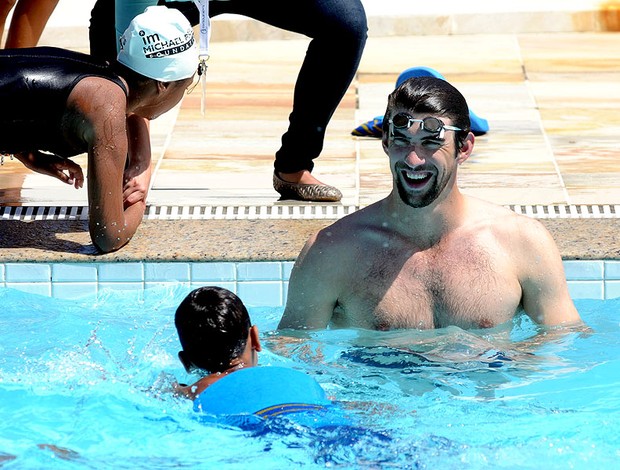 Phelps em visita na Rocinha  (Foto: André Durão / Globoesporte.com)