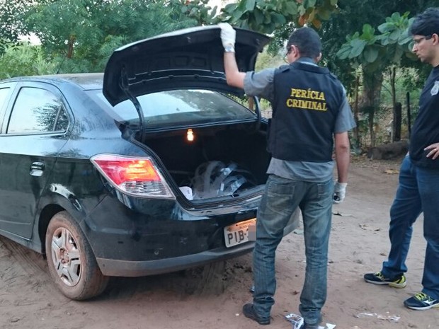 Polícia Civil realiza perícia no carro no qual criança foi encontrada, no Piauí (Foto: Divulgação/Polícia Civil)