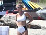 Gwyneth Paltrow usa biquíni comportado em dia de praia no México