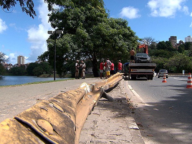 Motorista perde controle de veículo e cai no Dique do Tororó, em Salvador (Foto: Imagem/ TV Bahia)