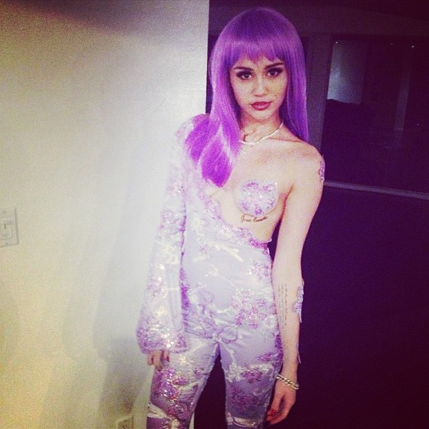 Miley Cyrus se fantasia de Lil’ Kim para festa de Halloween (Foto: Instagram/ Reprodução)