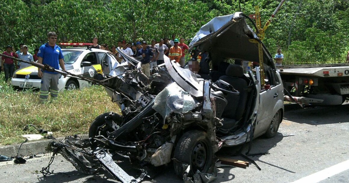 G1 Acidente mata três fere um e deixa carro irreconhecível em