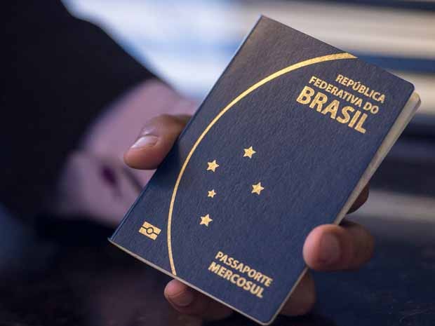 Novo modelo de passaporte divulgado nesta sexta (10) pelo ministro da Justiça, José Eduardo Cardozo (Foto: Marcelo Camargo/Agência Brasil)