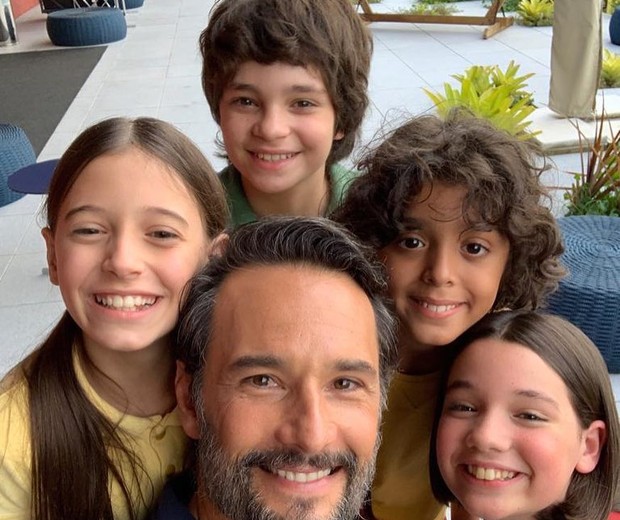 Rodrigo Santoro (Louco) posa com Laura Rauseo (Magali), Kevin Vechiatto (Cebolinha), Gabriel Moreira (Cascão) e Giulia Benite (Mônica) (Foto: Reprodução/Instagram) Rodrigo Santoro (Louco) posa com Laura Rauseo (Magali), Kevin Vechiatto (Cebolinha), Gabriel Moreira (Cascão) e Giulia Benite (Mônica) (Foto: Reprodução/Instagram)