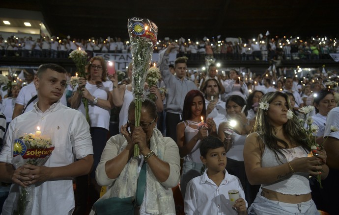 Estádio Medellín homenagem Chapecoense (Foto: RAUL ARBOLEDA / STR / AFP)