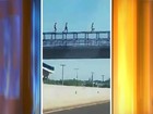 Três pessoas são flagradas correndo em cima de grade de passarela; veja