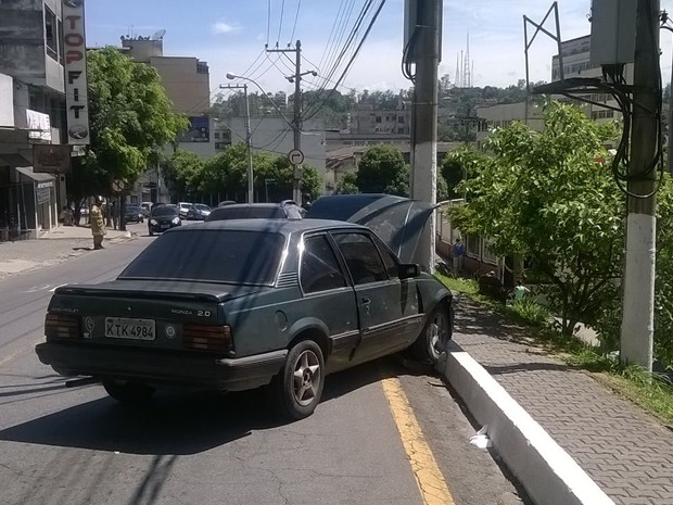 G1 Carro Bate Contra Poste E Deixa Feridos Em Barra Mansa RJ