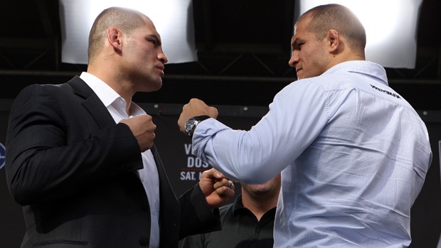 Cain Velásquez e Júnior Cigano se encaram na coletiva do UFC (Foto: Agência Getty Images)