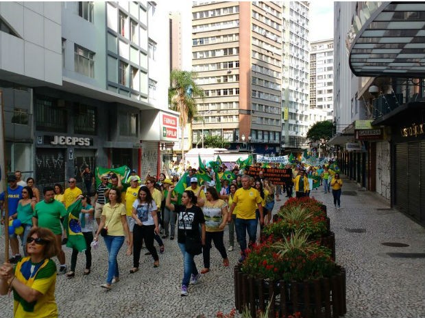 Manifestantes são contra o governo federal  (Foto: Ana Zimmerman / RPC )