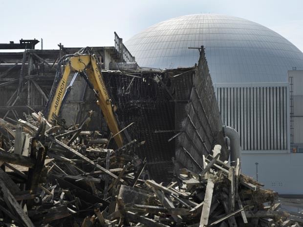 Demolição de estrutura na usina nuclear de Neckarwestheim, desativada em 2011 (Foto: Thomas Kienzle/AFP)