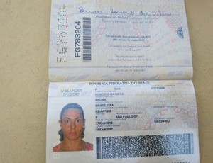 Bruna tirou seu primeiro passaporte  (Foto: Marcello Pires)