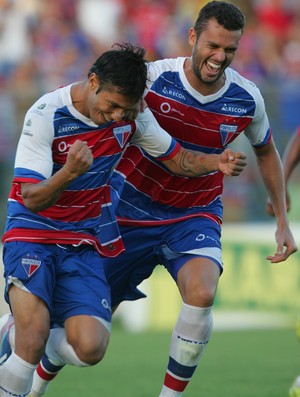 Assisinho comemora gol da vitória do Fortaleza contra o Treze (Foto: Lucas de Menezes/Agência Diário)