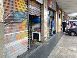Comércio com portas semiabertas na Zona Norte de SP na tarde desta terça (Foto: Paulo Toledo Piza)