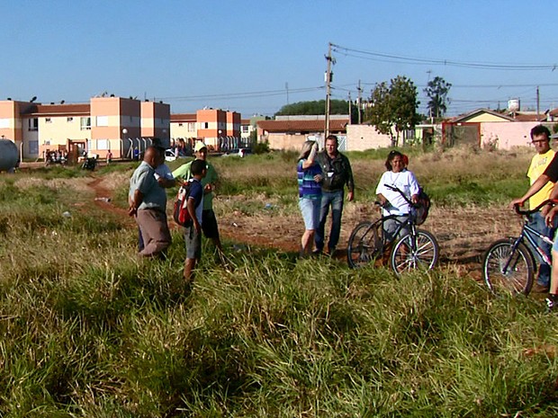 Familiares e amigos se despediram de Ana Gabrielle em Conchal (Foto: Claudia Mourão/EPTV)