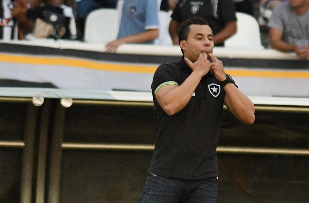 Jair Ventura durante duelo entre Botafogo e Vasco na final da Taça Rio (Foto: Alexandre Durão)