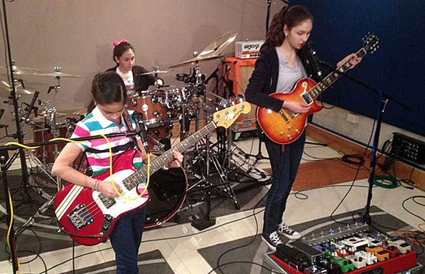 Graças ao sucesso na web, meninas conseguiram arrecadar o dinheiro necessário para estudar música em Boston. (Foto: thewarningband.com) Graças ao sucesso na web, meninas conseguiram arrecadar o dinheiro necessário para estudar música em Boston. (Foto: thewarningband.com)