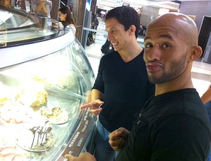 Demetrious Johnson e Joseph Benavidez em sorveteria após UFC (Foto: Reprodução / Twitter)
