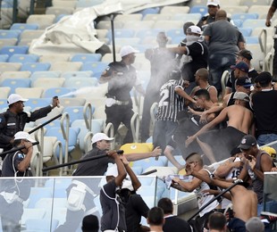 Confusão torcida Corinthians, no Maracanã (Foto: André Durão) Confusão torcida Corinthians, no Maracanã (Foto: André Durão)