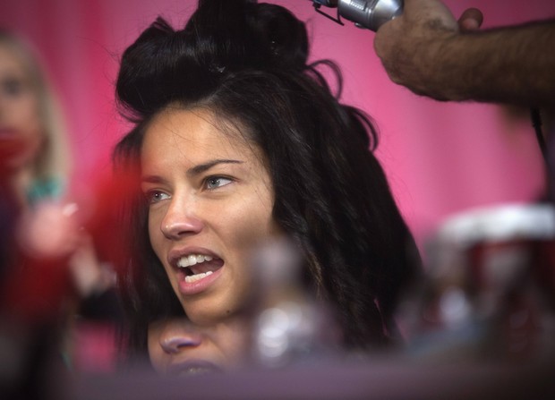 Ego Antes De Desfile De Lingerie Adriana Lima Clicada Sem Maquiagem Not Cias De Beleza