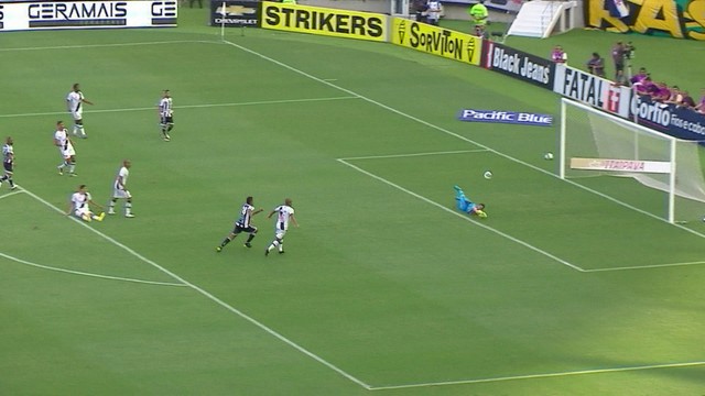 <p>
 Wescley chuta da entrada da área, e a bola quica antes de chegar ao goleiro, que espalma. A bola raspa a trave do Vasco!</p>
