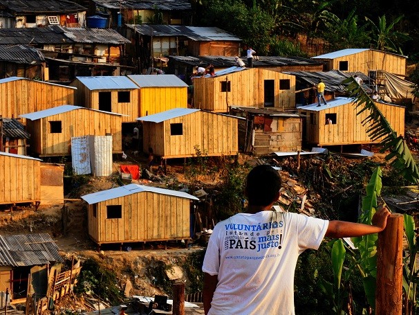 Rede Globo > globo ciência - ONGs compartilham conhecimentos e constroem casas sustentáveis