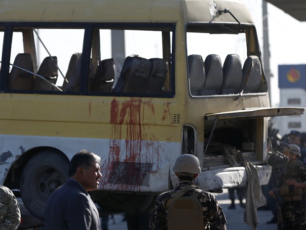 Forças de segurança do Afeganistão examinam marcas de sangue em microônibus que sofreu atentado terrorista em Cabu (Foto:  REUTERS/Omar Sobhani)