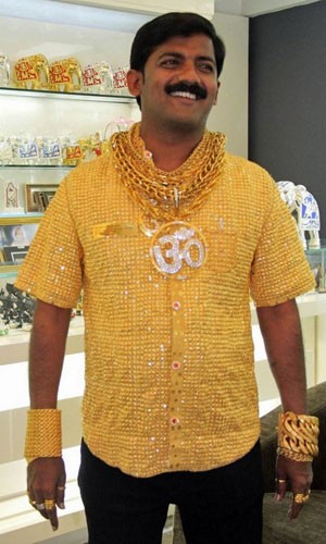 Phuge pagou mais de R$ 800 mil por camisa de ouro em 2013  (Foto: AFP)