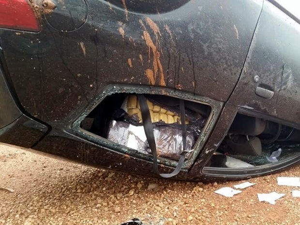 Motorista fugiu após acidente e PRF encontrou carro com pacotes de maconha. (Foto: Assessoria/PRF)