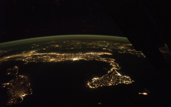 A península itálica durante a noite vista pela Estação Espacial Internacional (Foto: Nasa)