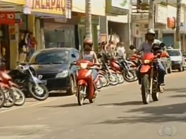 Em Gurupi, 18 mil motos disputam espaço no trânsito com 16 mil carros (Foto: Reprodução/TV Anhanguera)