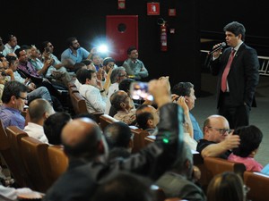 O secretário de Mobilidade, Carlos Henrique Tomé, reunido com taxistas na manhã desta quarta-feira (Foto: Agência Brasília/Reprodução) O secretário de Mobilidade, Carlos Henrique Tomé, reunido com taxistas na manhã desta quarta-feira (Foto: Agência Brasília/Reprodução)