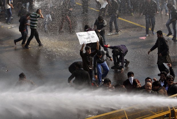 Polícia usou gás lacrimogêneo e canhões para dispersar manifestantes (Foto: Tsering Topgyal/AP)