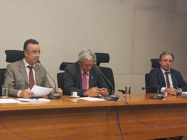 O presidente da CPI, Bispo Renato, o relator, Raimundo Ribeiro e Barbosa Neto (Foto: Isabella Calzolari/G1) O presidente da CPI, Bispo Renato, o relator, Raimundo Ribeiro e Barbosa Neto (Foto: Isabella Calzolari/G1)