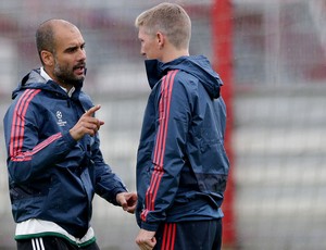 Pep Guardiola e Bastian Schweinsteiger treino Bayern de Munique (Foto: AP)