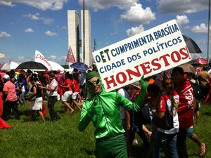 Homem vestido de ET acompanha posse de Dilma em frente ao Congresso Nacional (Foto: Alexandro Martello / G1)