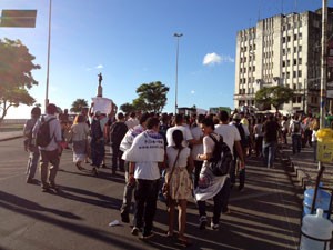 Alunos protestam contra aumento do transporte e greve de professores (Foto: Rafaela Ribeiro/ G1)