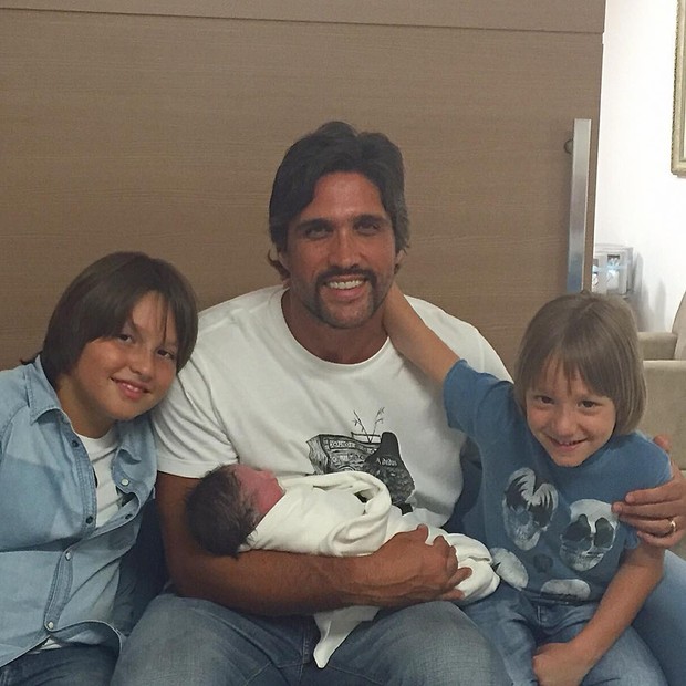 Léo Chaves com os três filhos (Foto: Reprodução/Instagram)