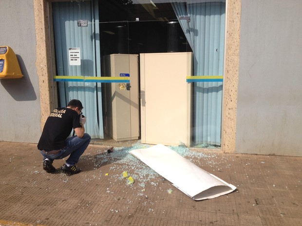 Perícia da Polícia Federal esteve no local na manhã deste sábado, 21 (Foto: Mary Porfiro/G1)