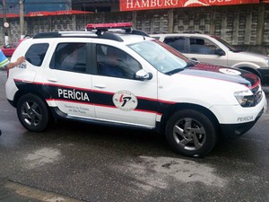 Perícia foi acionada para o caso de criança morta dentro de carro em Santos, SP (Foto: LG Rodrigues/G1)