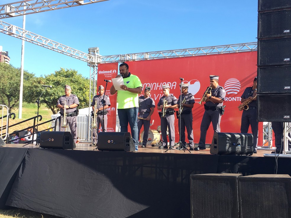 Ronaldo Nascimento realizou a abertura da Caminhada pela Vida (Foto: Stephanie Fonseca/G1)