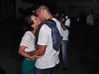 Thiago Lacerda recebe o carinho da mulher após estreia de peça no Rio