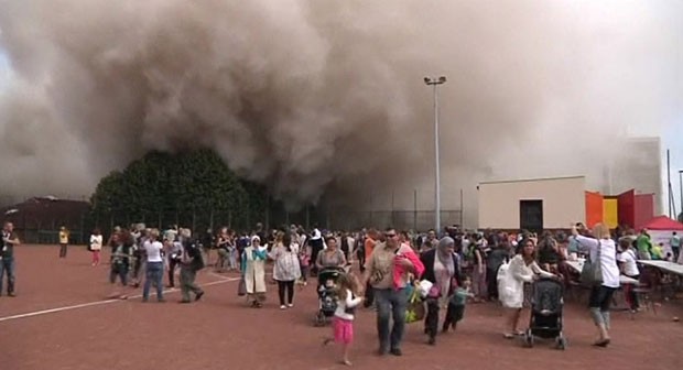 Multidão que via demolição corre de 'tsunami' de poeira na França (Foto: BBC)